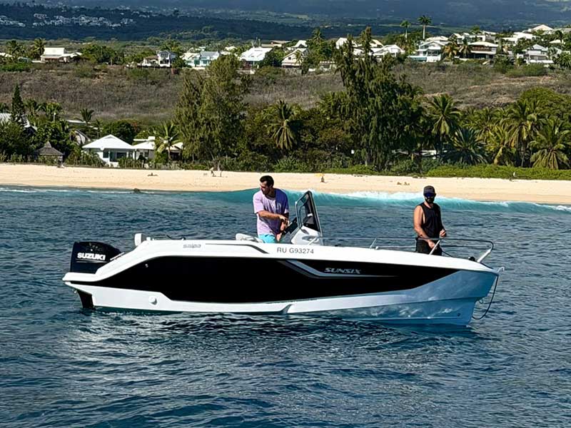 Location bateau avec skipper 3 Salpa Sunsix avec skipper devant la côte de La Réunion